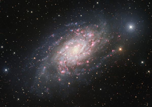 Галактика NGC 2403: место жизни и смерти звезд