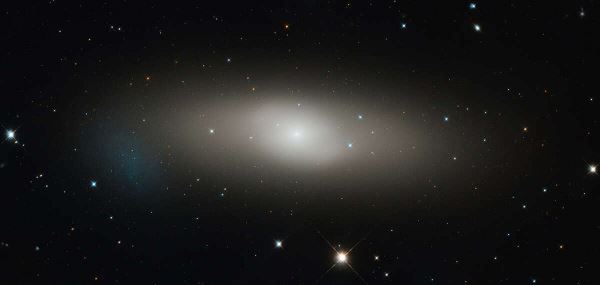 Хаббл фокусируется на большой линзовидной галактике 1023