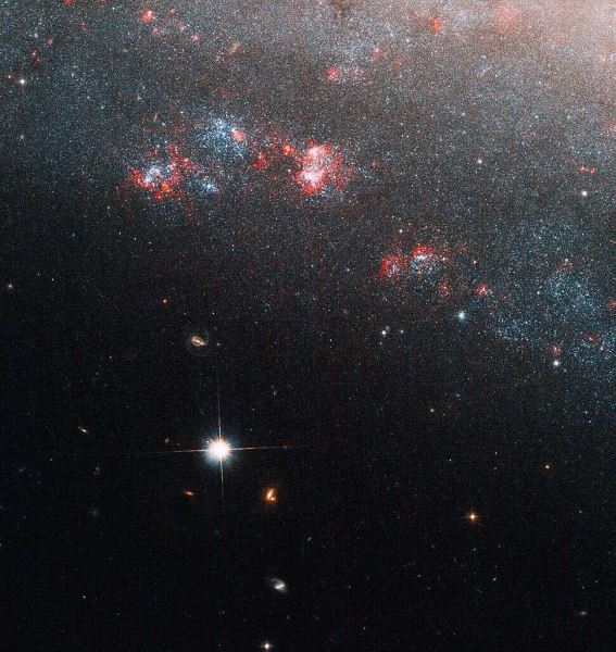 Хаббл смотрит вглубь Игольного ушка на фотографии карликовой спиральной галактики