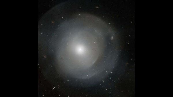 «Хаббл» запечатлел гигантскую эллиптическую галактику, окруженную призрачными оболочками
