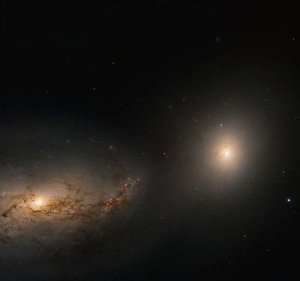 Хаббл запечатлел гравитационно связанные галактики NGC 3227 и NGC 3226