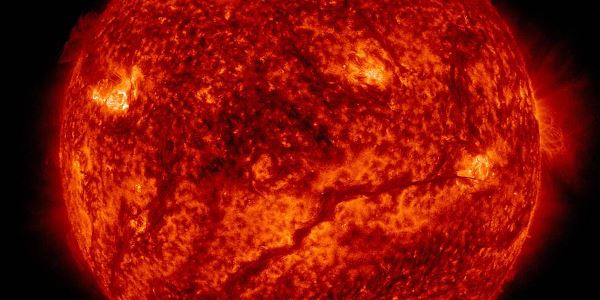 Мощные вспышки и скопление «шипов»: опубликованы подробные фотографии Солнца