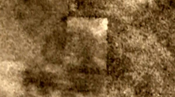 На поверхности Марса обнаружили огромную прямоугольную структуру