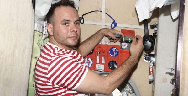 Космонавт Роскосмоса Сергей Корсаков проводит эксперимент «Защитный композит»
