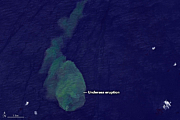 В Тихом океане начал извергаться подводный «акулий» вулкан