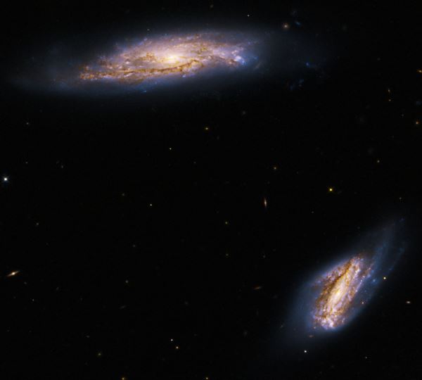 Hubble сфотографировал пару звездообразующих галактик