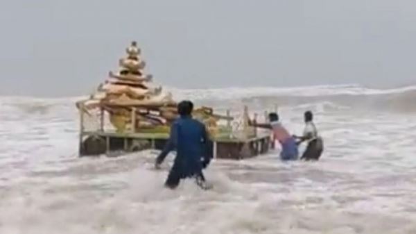 Загадочную золотую колесницу прибило к берегу в Индии